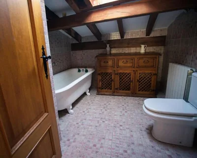Casa independiente con chimena, jardín y barbacoa — Foto 3