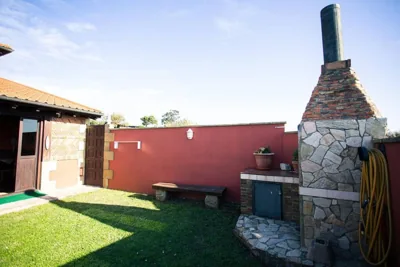 Casa independiente con chimena, jardín y barbacoa — Foto 6