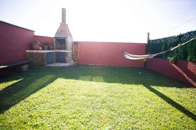 Casa independiente con chimena, jardín y barbacoa — Foto 9