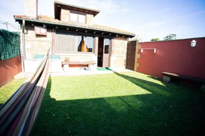 Casa independiente con chimena, jardín y barbacoa — Foto 12