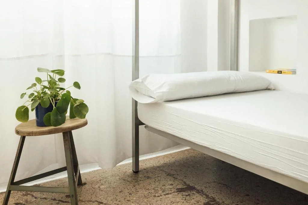 Camera quadrupla con bagno privato esterno — Casa Jam Barcelona