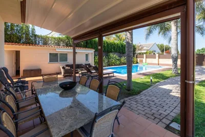 Casa junto al mar con jardín — foto 2