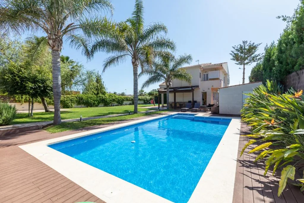 Villa — Casa junto al mar con jardín