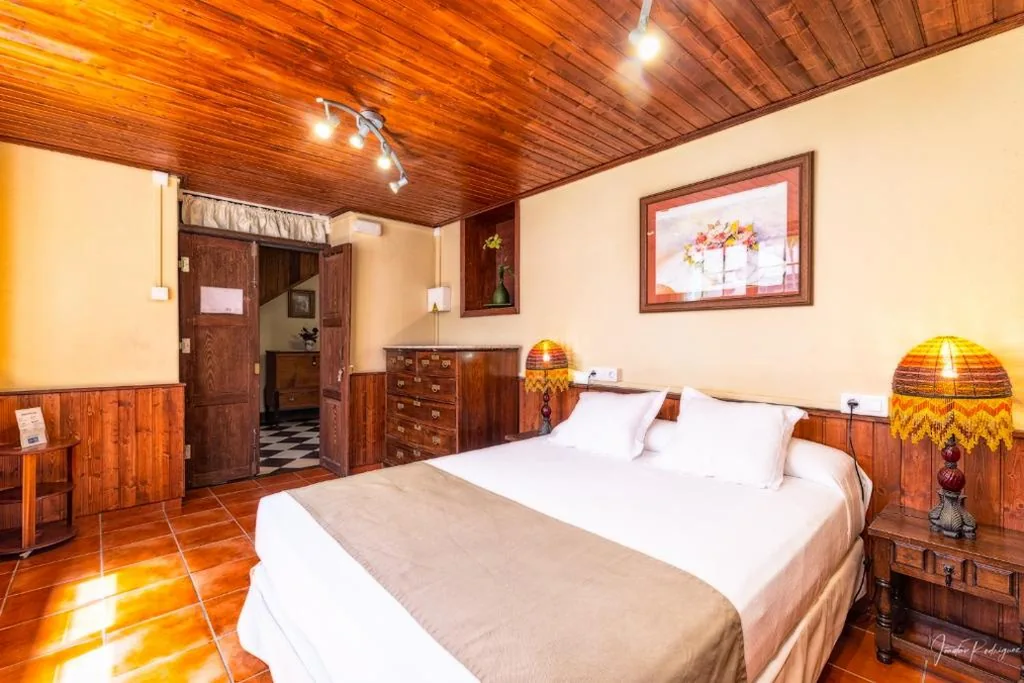 Quarto Duplo com casa de banho privativa externa — Casa Jurado