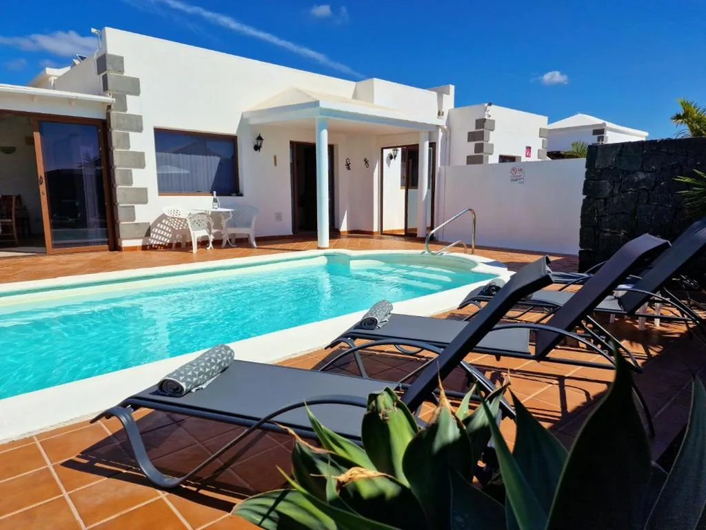 Villa — Casa Lagarto heated pool aircon central Playa Blanca