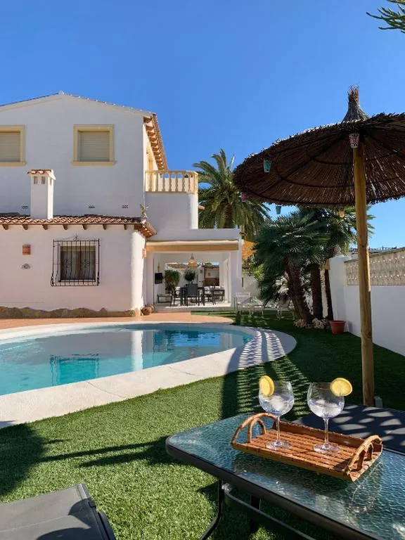 Villa con piscina privata — Casa Laura by Sun & Sea Homes