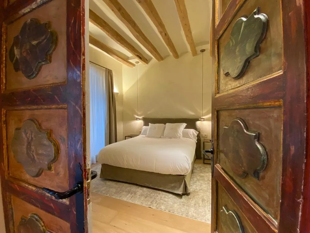 Camera con letto matrimoniale extra-large. — Casa Llobera 1792