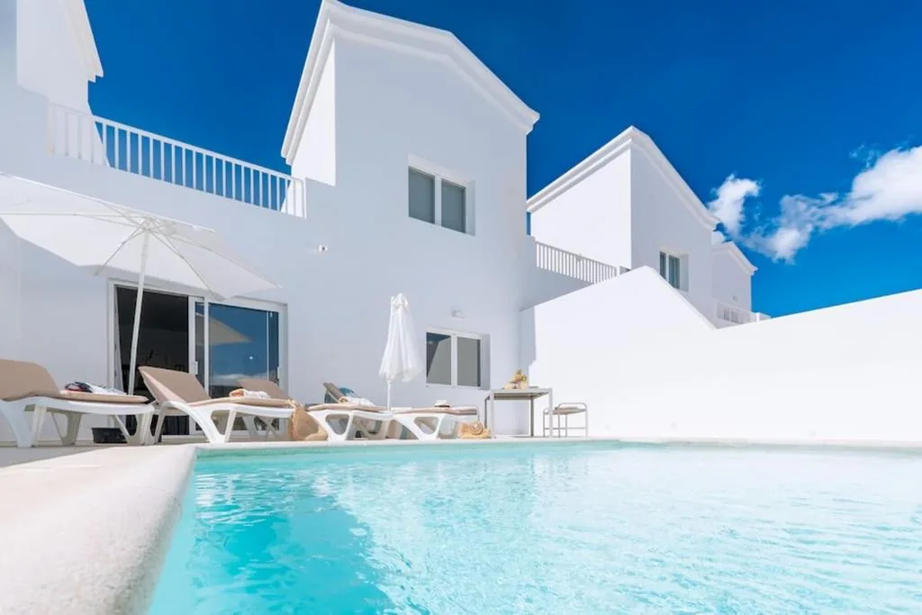 2ベッドルームハウス — Casa Lolalo - Modern Villa with pool, 15min walk to Marina Rubicón