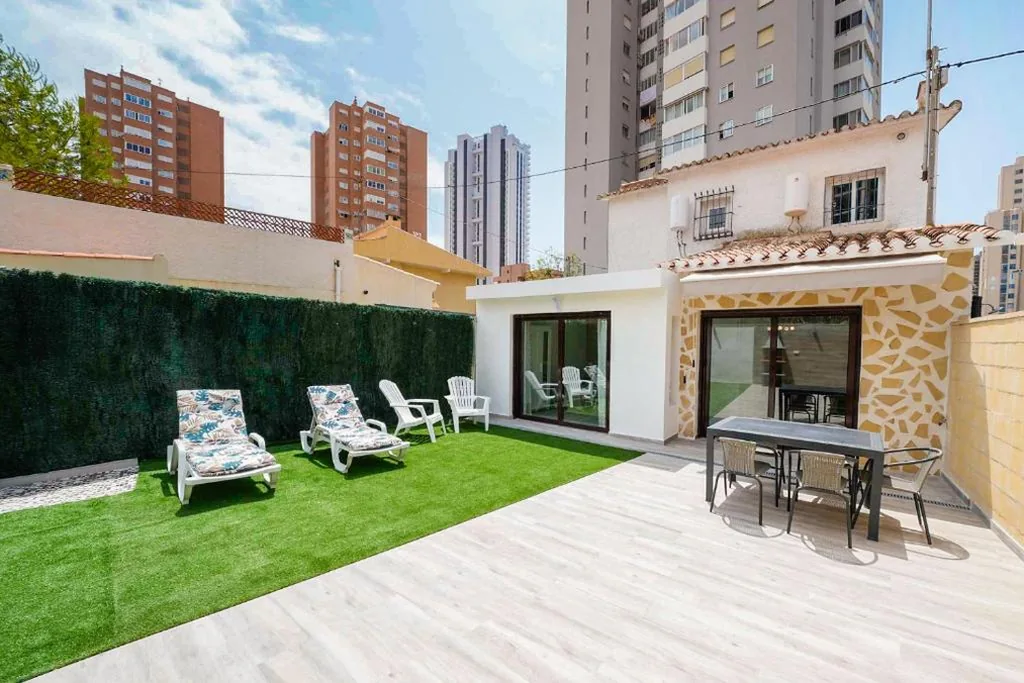 Casa com 2 quartos — Casa LOMA con terreno privado y parking compartido - a 800m de Playa Poniente