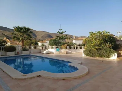 Casa Los Olivos, villa with a pool — Foto 4