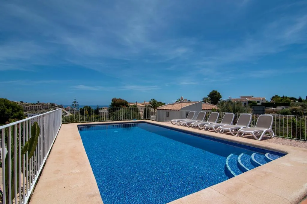 Villa con piscina privada — Casa Madroños