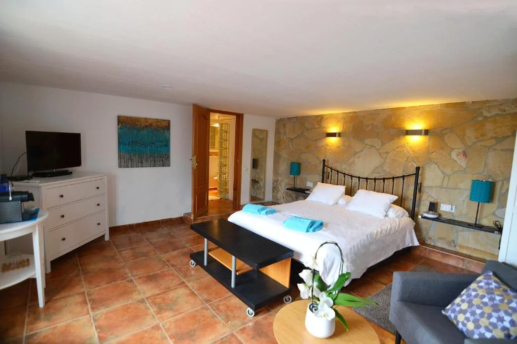 Habitación con vistas a la piscina - 1 cama grande — Casa Mallarenga Rooms