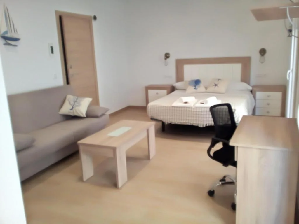 Habitación Doble Deluxe con vistas laterales al mar — Casa María