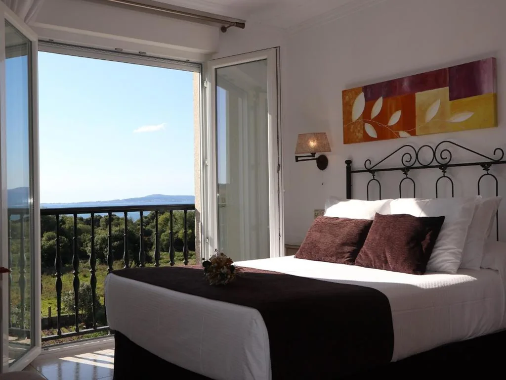 Camera doppia Deluxe con balcone e vista sul mare — Casa Maria o Grove