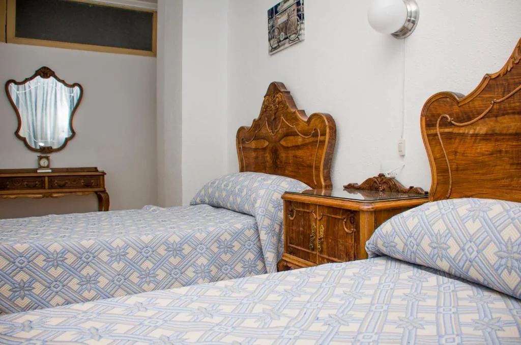 Quarto Duplo com casa de banho partilhada - 2 camas — Casa Marifina