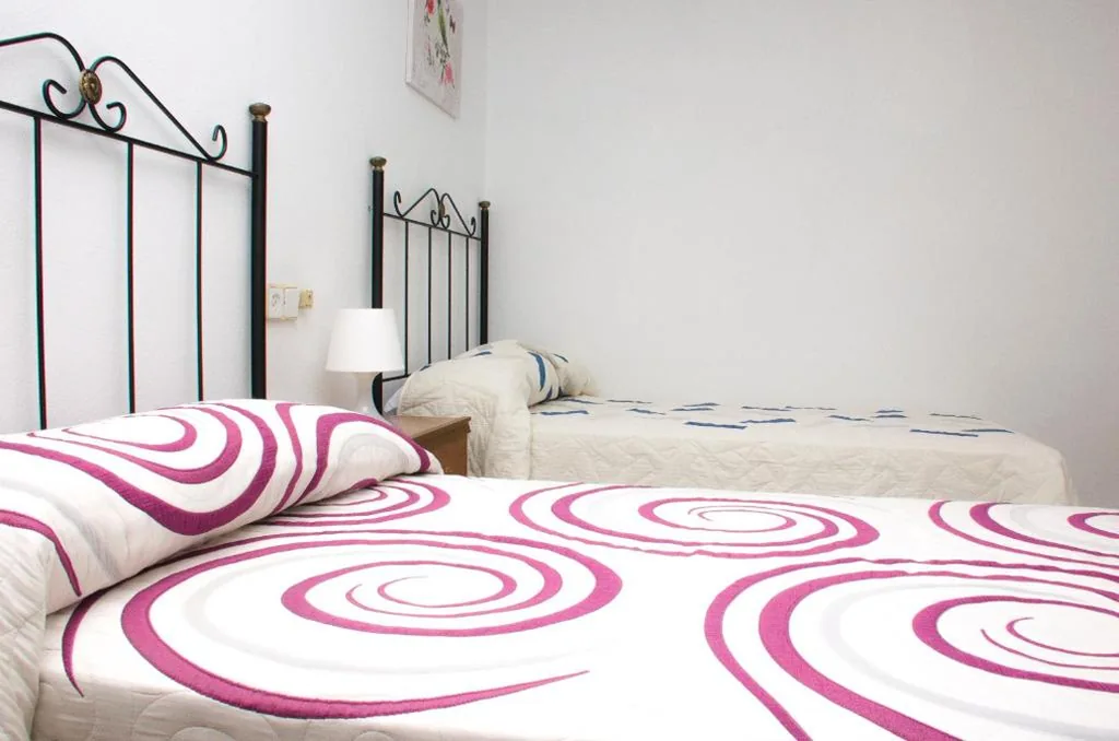 Quarto Duplo com casa de banho - 2 camas — Casa Marifina