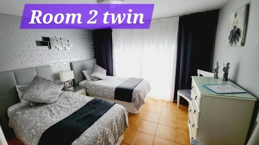 Doppelzimmer mit eigenem Bad – 2 Betten — Casa Mariposa