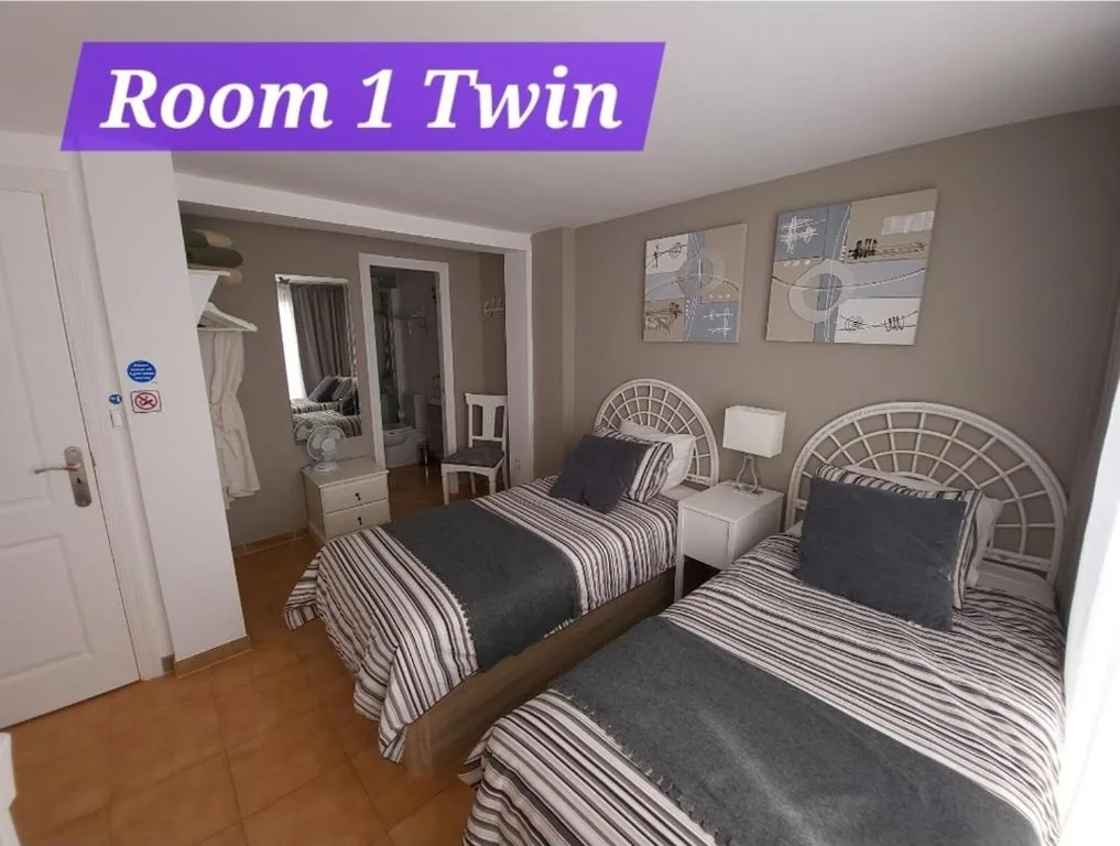 Doppelzimmer mit eigenem Bad – 2 Betten — Casa Mariposa