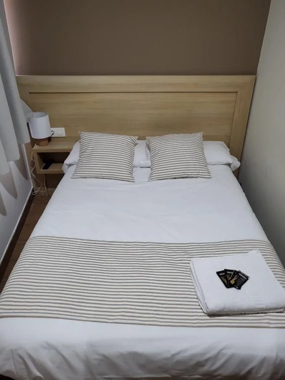 Eenpersoonskamer met eigen badkamer — CASA MARUXA pensión