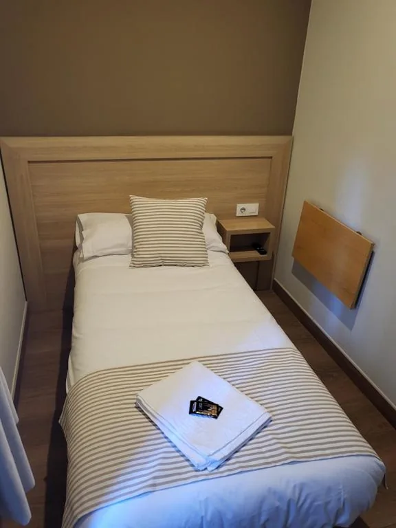 Eenpersoonskamer met externe eigen badkamer — CASA MARUXA pensión