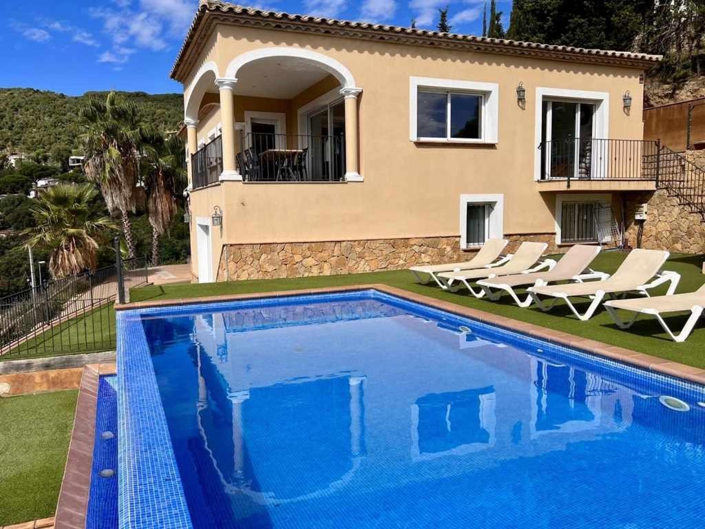 Casa Mas Ambros con piscina desbordante