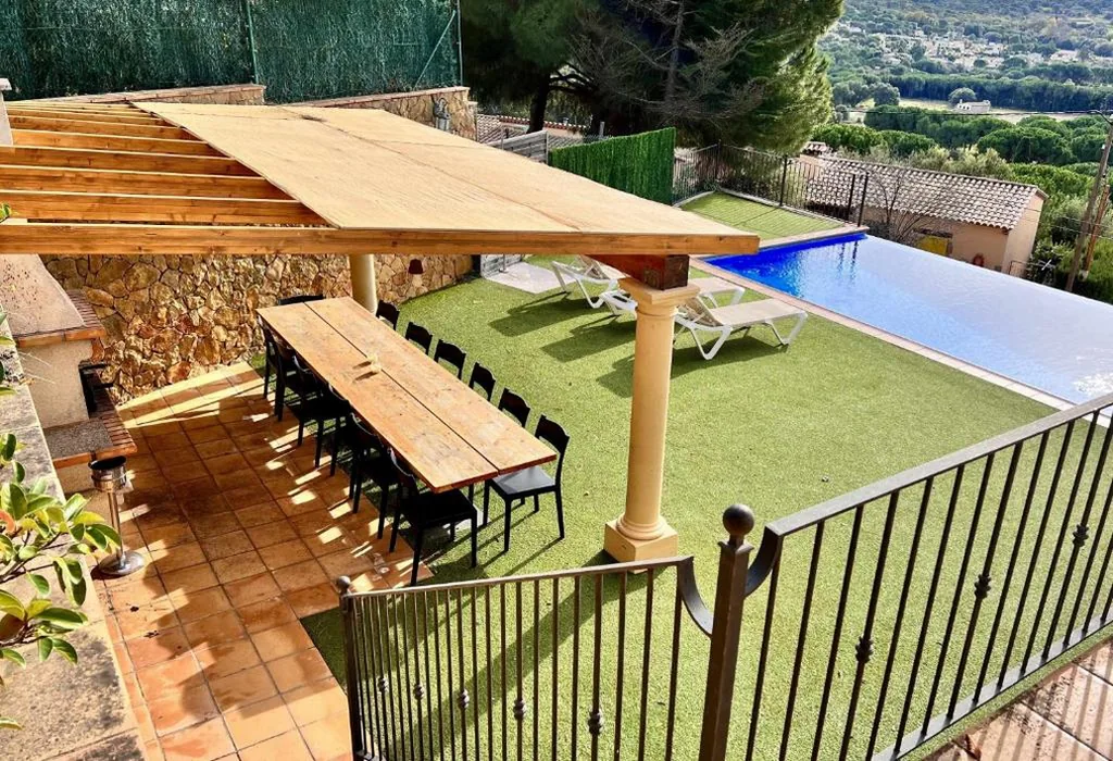 Casa Mas Ambros con piscina desbordante