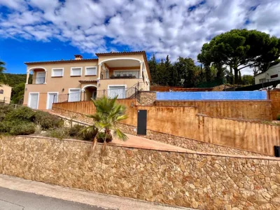 Casa Mas Ambros con piscina desbordante — foto 3