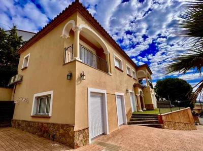 Casa Mas Ambros con piscina desbordante — foto 5