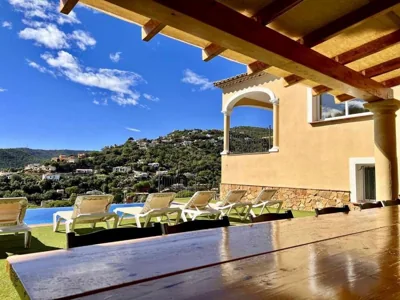 Casa Mas Ambros con piscina desbordante — foto 8