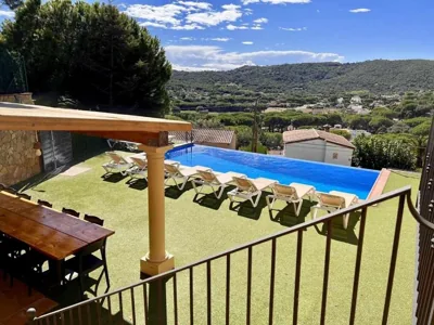 Casa Mas Ambros con piscina desbordante — foto 9