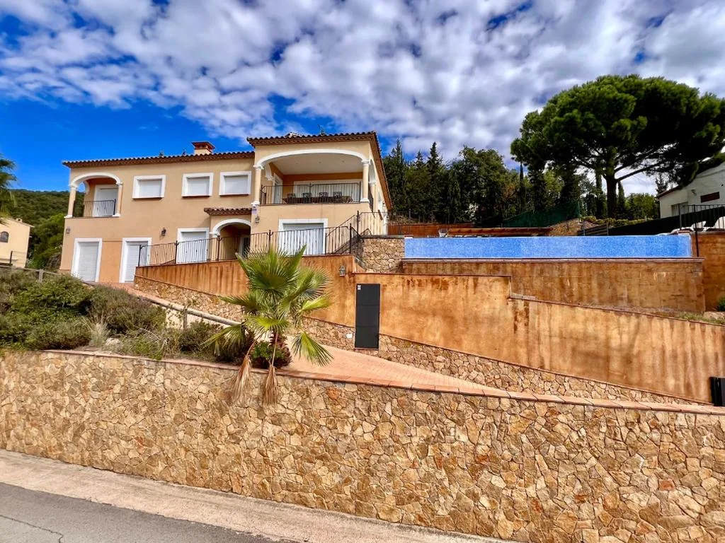 Villa con piscina privata — Casa Mas Ambros con piscina desbordante