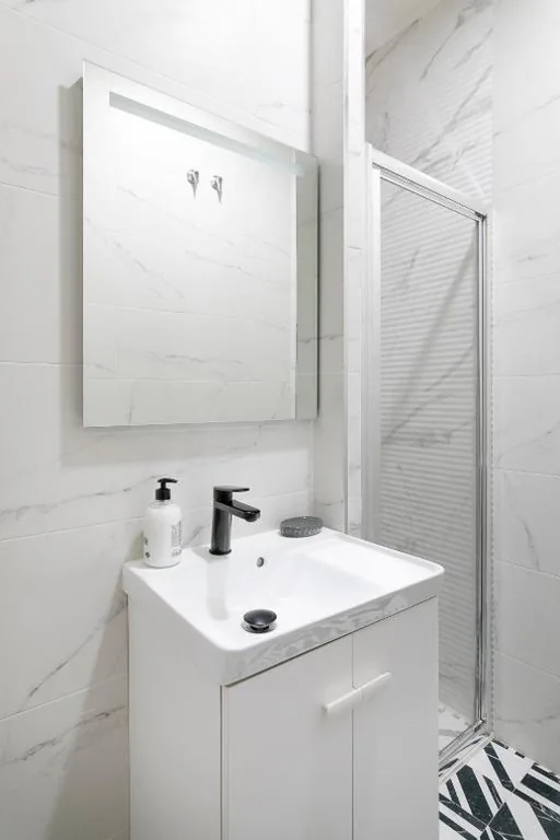 Habitación Doble con baño privado — CASA MILA SV19 guesthouse