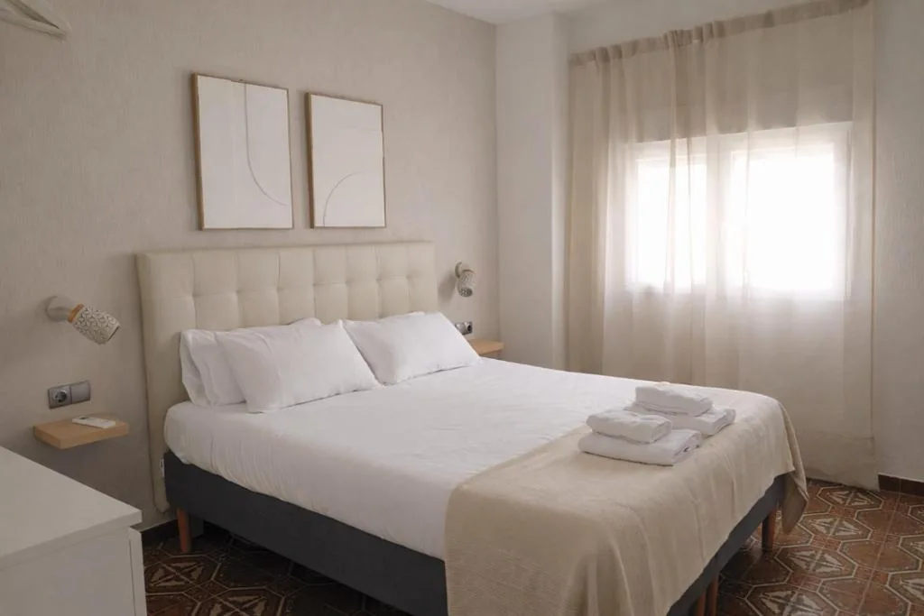 Habitación Doble con baño privado — CASA MILA SV19 guesthouse
