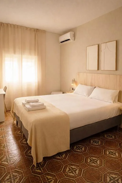 Habitación Doble Estándar con baño compartido — CASA MILA SV19 guesthouse