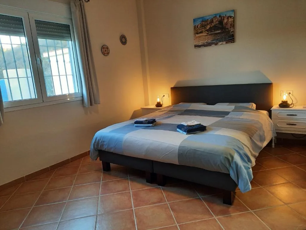 Zimmer mit extragroßem Bett und Poolblick — Casa Montaña Vélez-Málaga B&B