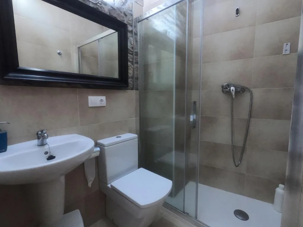 Tweepersoonskamer met gedeeld toilet — Casa Morgade