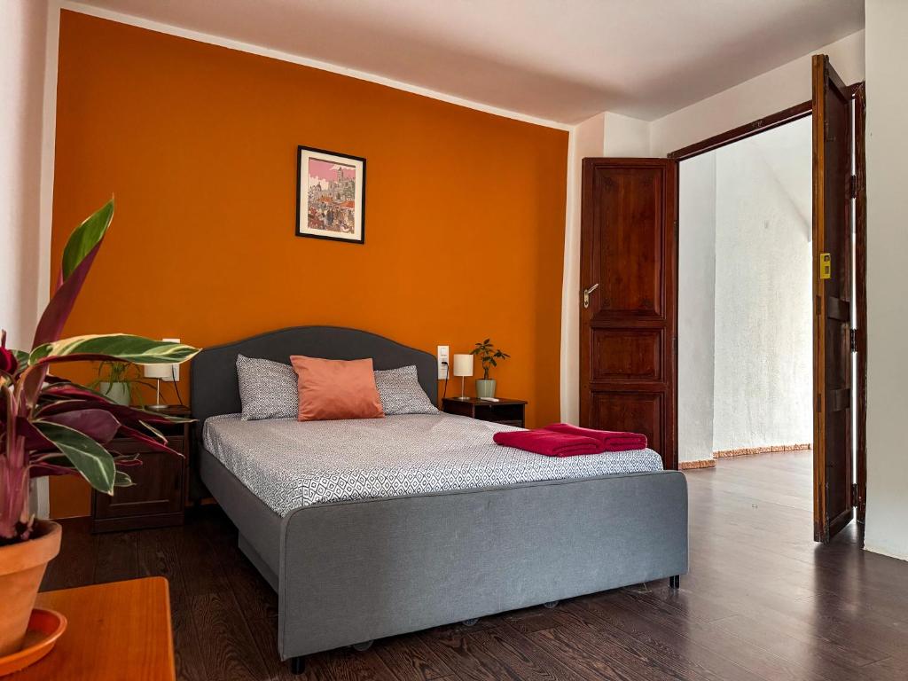 Casa Naranja