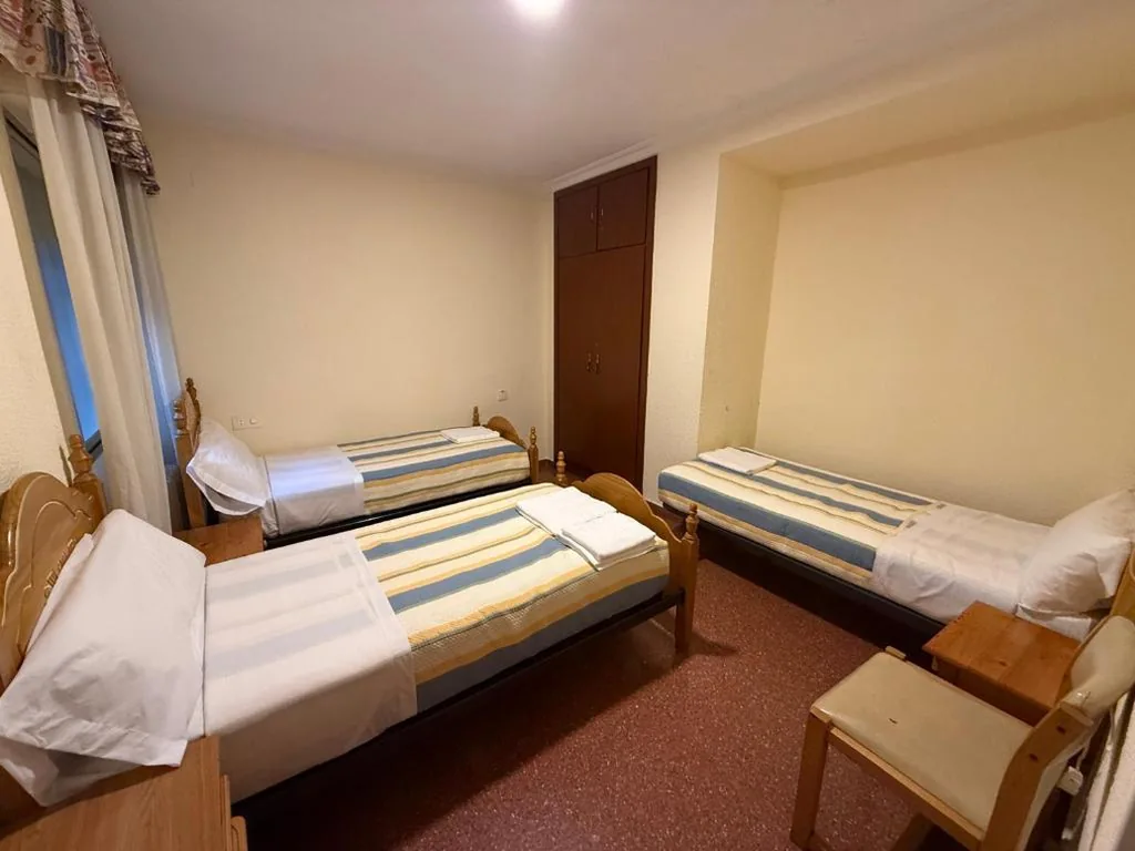 Chambre triple avec salle de bains commune — Casa Noël