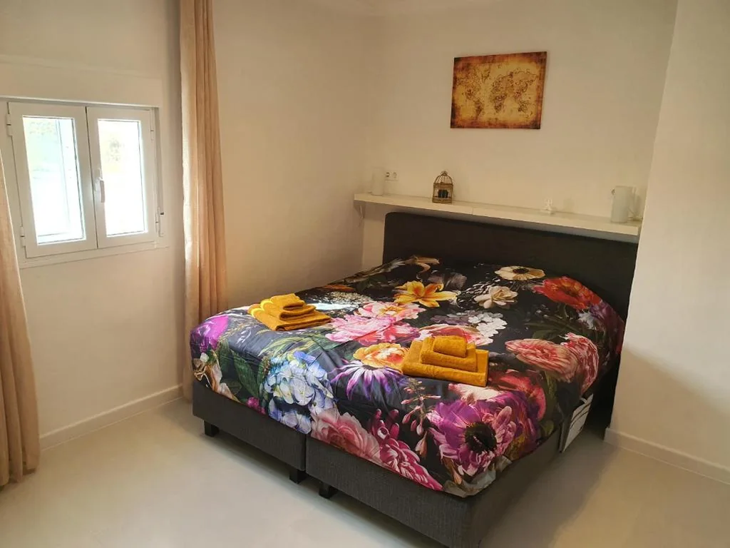 Camera con letto extra-large e vista sulle montagne — Casa Nuestro Sueño