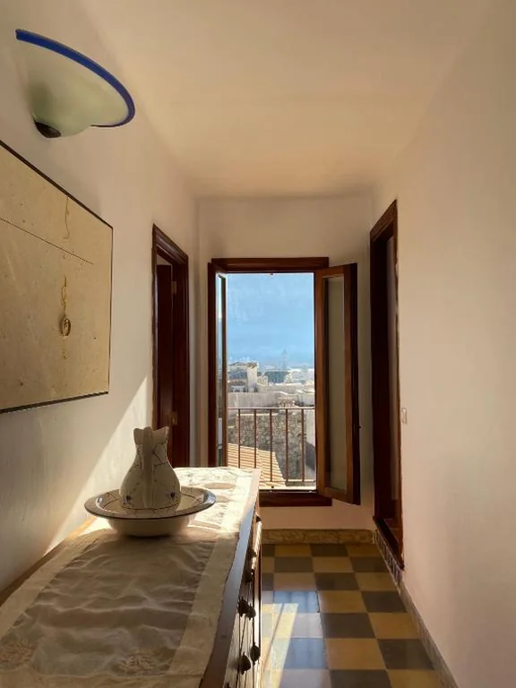 casa nuria, en el centro, al lado de la escalinata del calvario para 6 personas