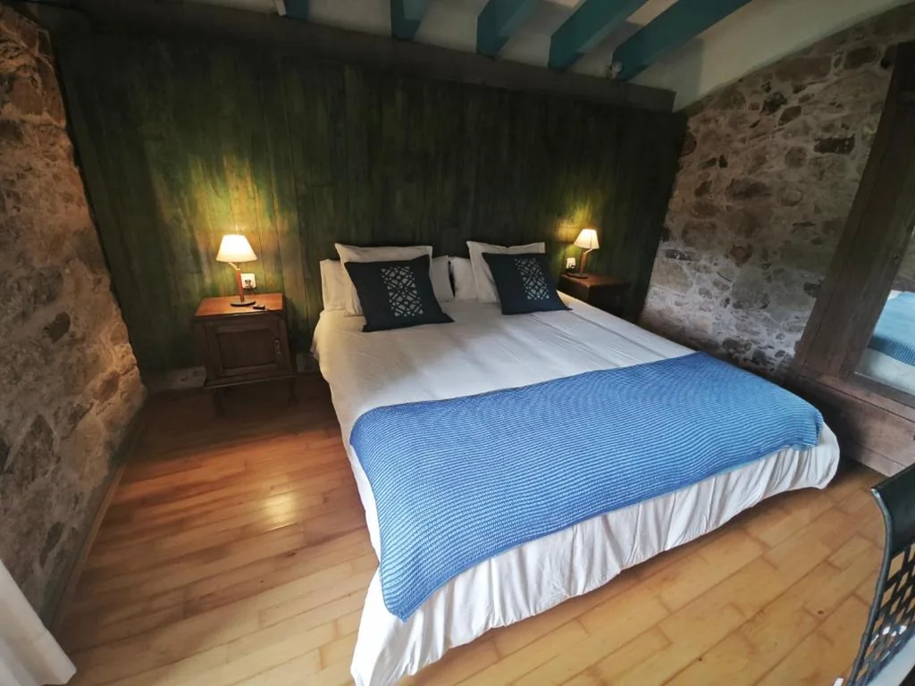 Zimmer mit extragroßem Doppelbett und Bergblick — Casa O Cruceiro de Aguiar