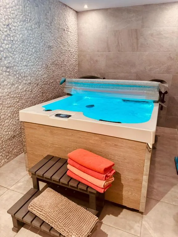 Maison 2 chambres — Casa Olivia, Luxurious Village House with Sauna and Jacuzzi