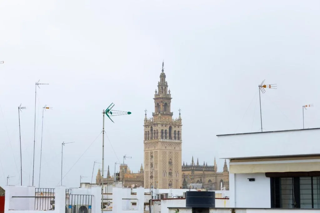 Camera matrimoniale con balcone e bagno privato — Casa Palacio Alfalfa 30 l Historic Palace near the Giralda