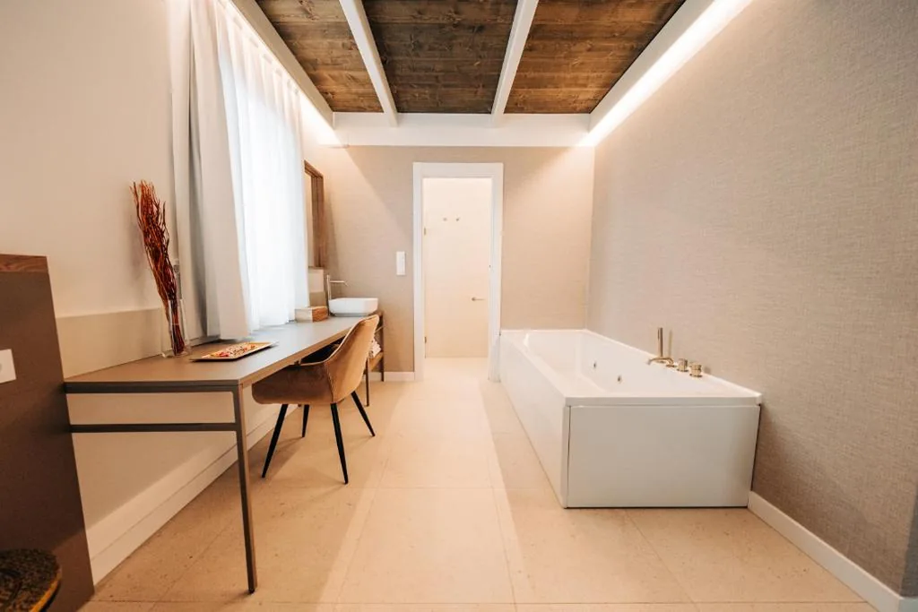 Suite con bañera de hidromasaje y cama grande — Casa Pelegrí
