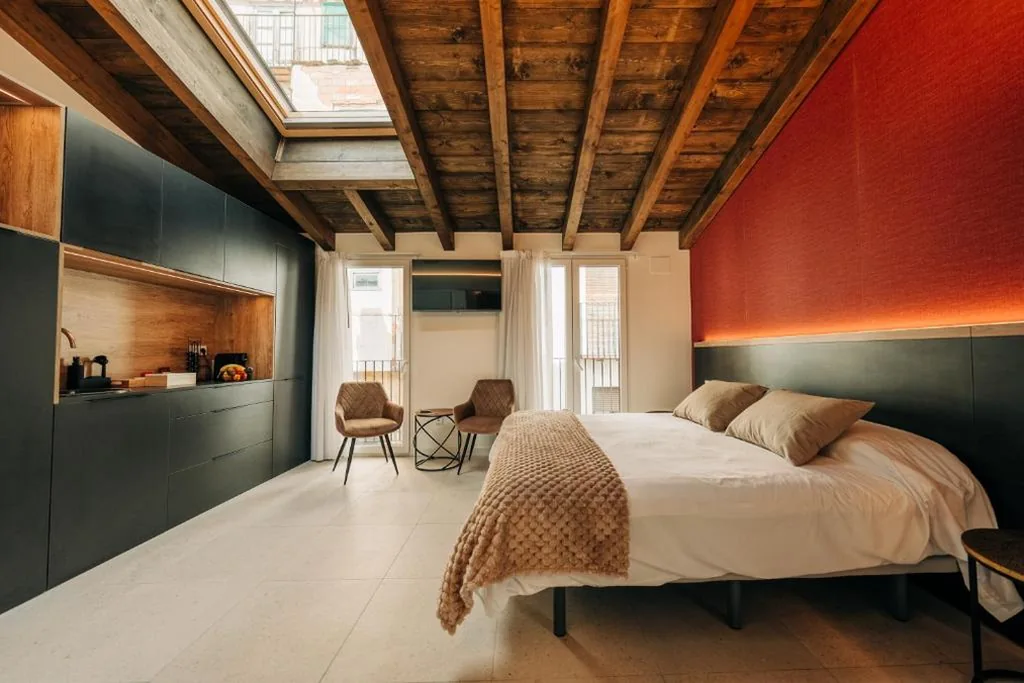 Suite con bañera de hidromasaje y cama grande — Casa Pelegrí