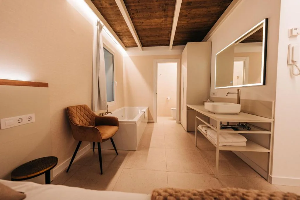 Suite con bañera de hidromasaje y cama grande — Casa Pelegrí