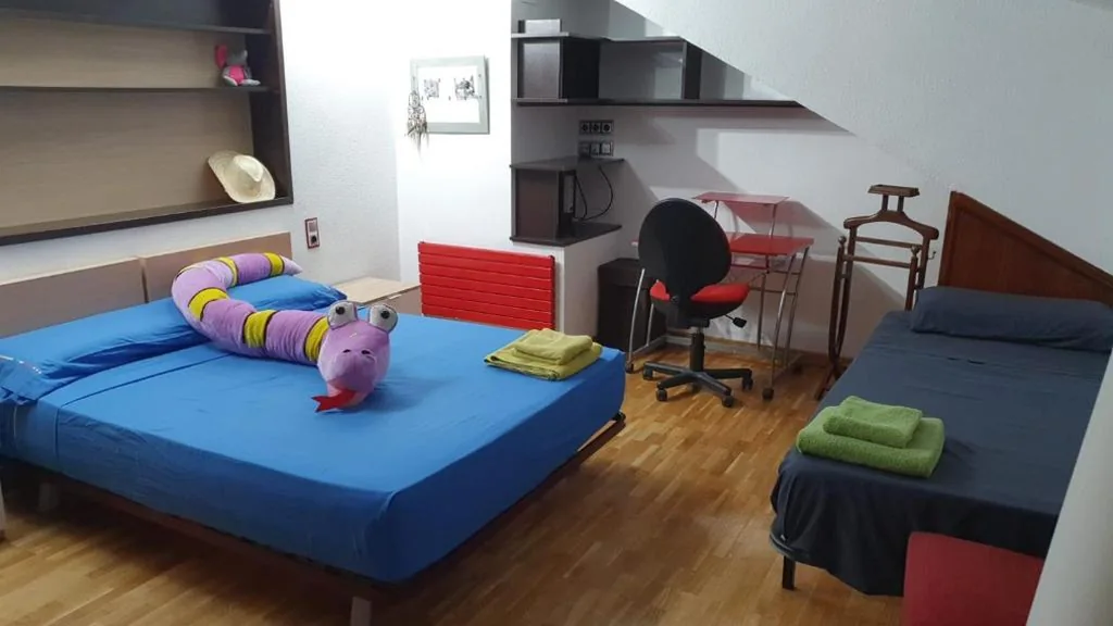 Quarto Triplo com casa de banho privativa — Casa Pinares