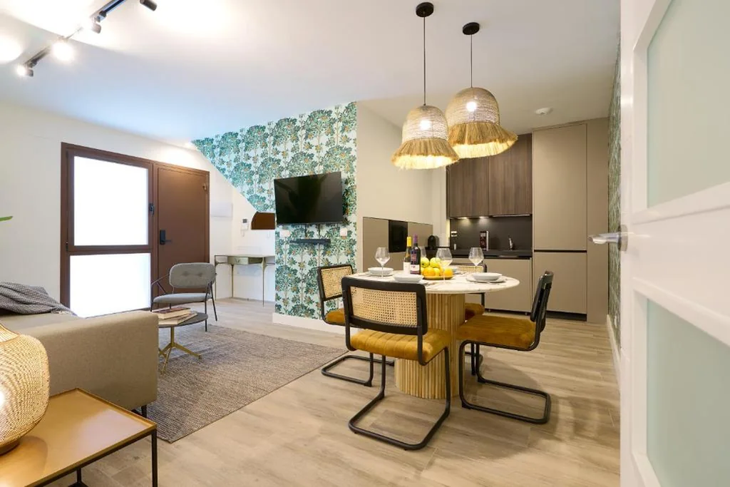Apartamento Deluxe de 2 dormitorios — Casa Pizarro, by Homing U