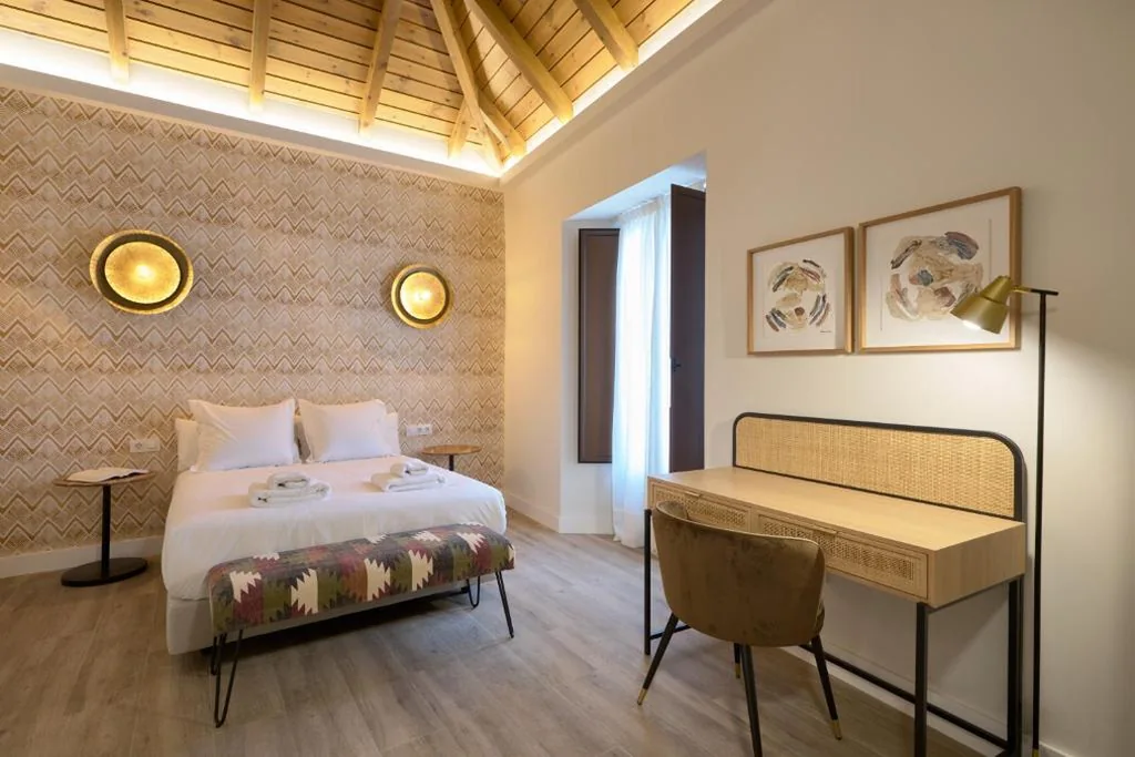Apartamento Premium de dos habitaciones y techo de madera — Casa Pizarro, by Homing U