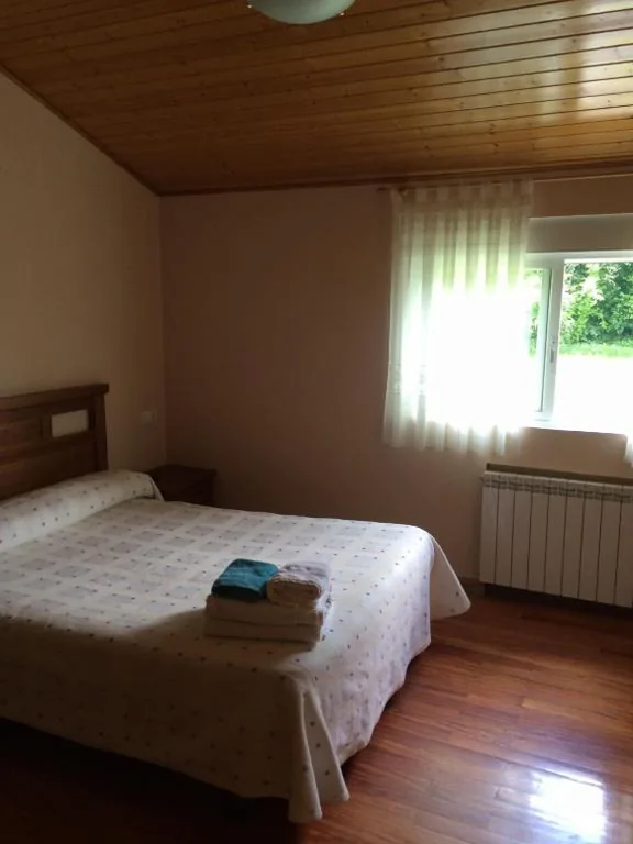 Habitación con vistas a la montaña y cama grande — Casa Polín